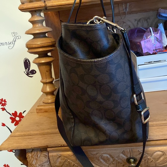 Coach diaper bag with adjustable and removable shoulder strap - Picture 6 of 15